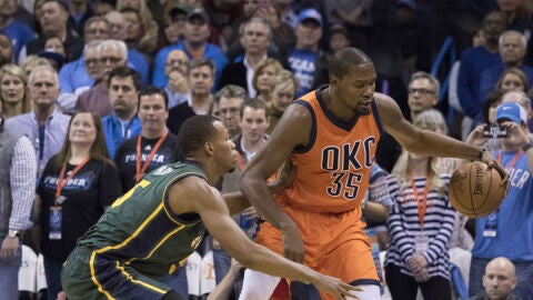 Kevin Durant intenta entrar a canasta