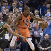 Kevin Durant intenta entrar a canasta Kevin Durant intenta entrar a canasta
