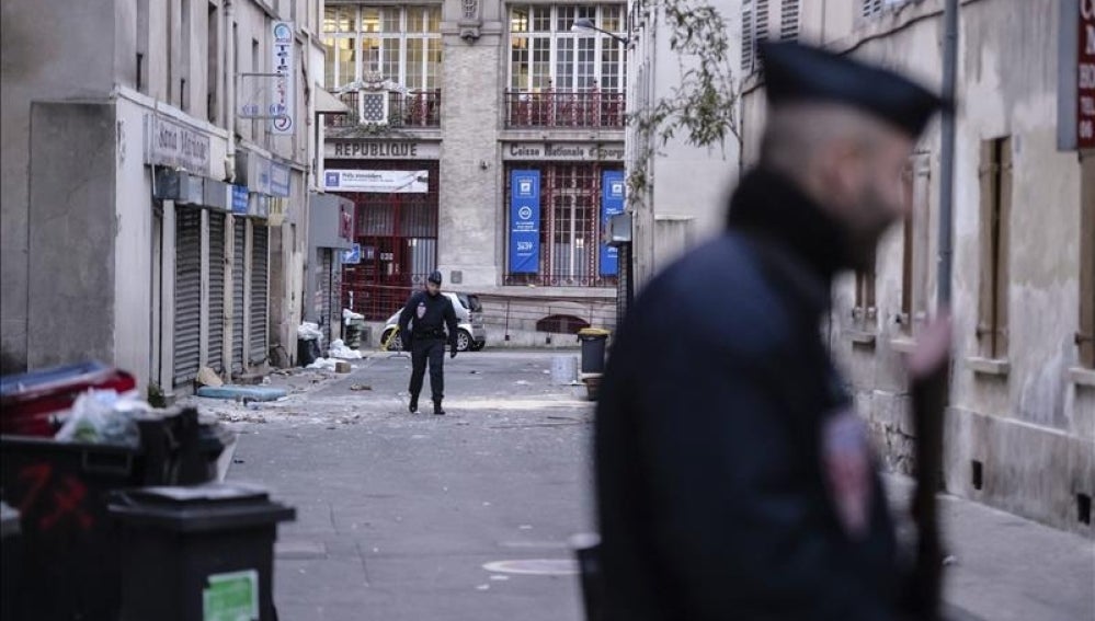 La policía vigila una calle de un barrio de las afueras de París