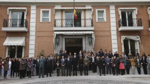 El presidente del Gobierno, Mariano Rajoy, guarda un minuto de silencio junto al personal del complejo de la Moncloa