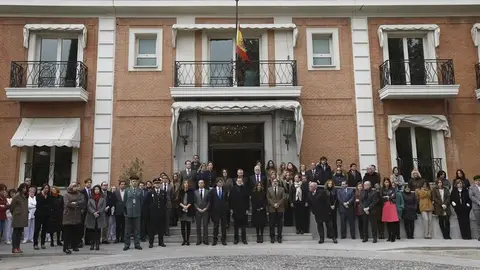 El presidente del Gobierno, Mariano Rajoy, guarda un minuto de silencio junto al personal del complejo de la Moncloa El presidente del Gobierno, Mariano Rajoy, guarda un minuto de silencio junto al personal del complejo de la Moncloa