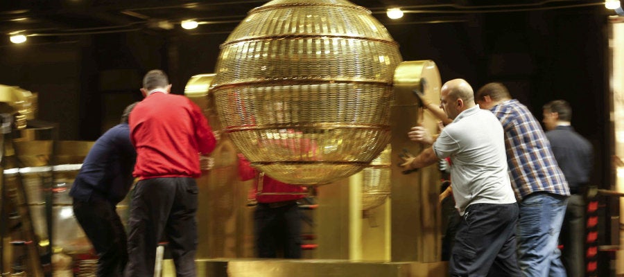 Los bombos de la Lotería de Navidad llegan al Teatro Real de Madrid Los bombos de la Lotería de Navidad llegan al Teatro Real de Madrid