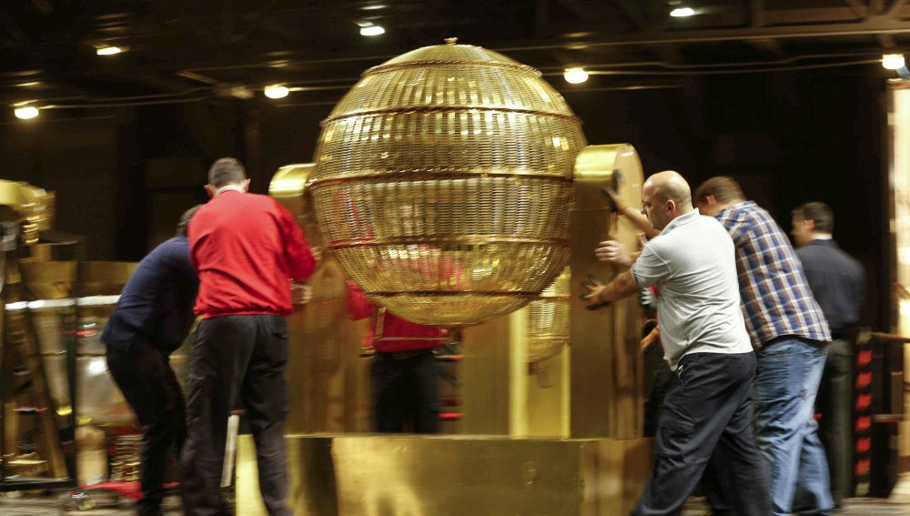 Los bombos de la Lotería de Navidad llegan al Teatro Real de Madrid