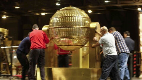 Los bombos de la Loter&iacute;a de Navidad llegan al Teatro Real de Madrid