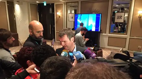 Robert Fernández habla con los medios de comunicación Robert Fernández habla con los medios de comunicación