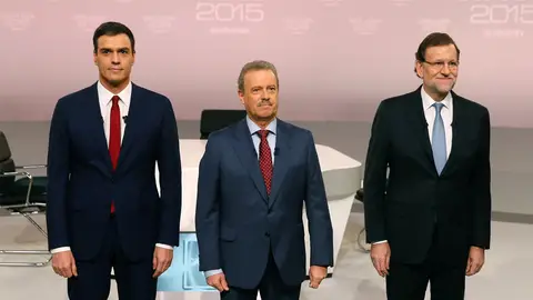Mariano Rajoy y Pedro Sánchez, posan junto al presidente de la Academia de Televisión y moderador del debate, Manuel Campo Vidal. Mariano Rajoy y Pedro Sánchez, posan junto al presidente de la Academia de Televisión y moderador del debate, Manuel Campo Vidal.