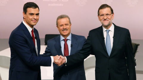 Mariano Rajoy, y el l&iacute;der del PSOE, Pedro S&aacute;nchez, se saludan en presencia del presidente de la Academia de Televisi&oacute;n y moderador del debate, Manuel Campo Vidal .