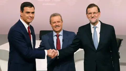 Mariano Rajoy y Pedro Sánchez se saludan al comienzo del debate Mariano Rajoy, y el líder del PSOE, Pedro Sánchez, se saludan en presencia del presidente de la Academia de Televisión y moderador del debate, Manuel Campo Vidal .