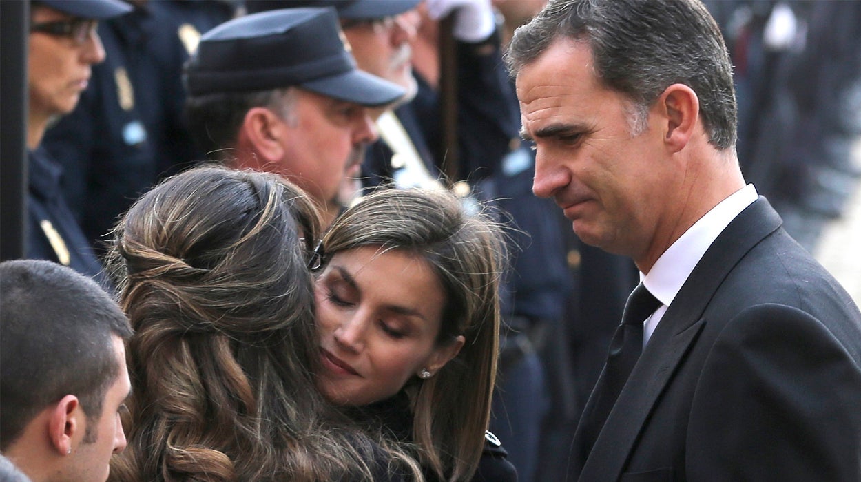 Los Reyes consuelan a las familias de los policías asesinados en Kabul Los Reyes consuelan a las familias de los policías asesinados en Kabul