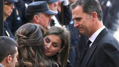 Los Reyes consuelan a las familias de los polic&iacute;as fallecidos en Kabul