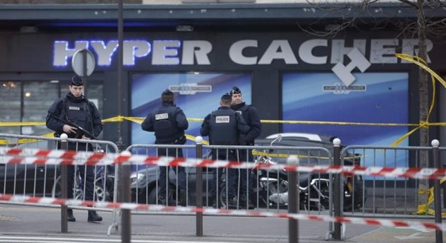 Detienen a dos personas por los atentados terroristas de enero en París Detienen a dos personas por los atentados terroristas de enero en París