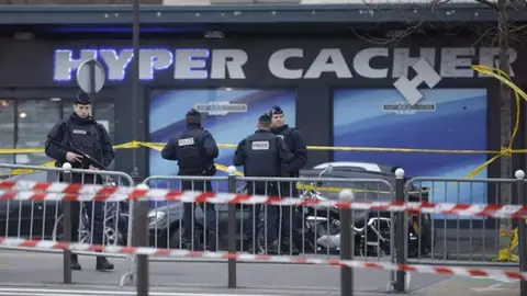 Dispositivo policial en el 'Hyper Cacher' de París Dispositivo policial en el 'Hyper Cacher' de París
