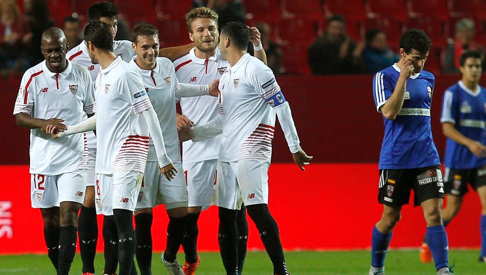 Los jugadores del Sevilla celebran un gol ante el Logroñes