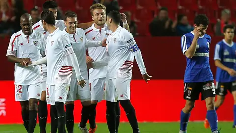 Los jugadores del Sevilla celebran un gol ante el Logroñes Los jugadores del Sevilla celebran un gol ante el Logroñes