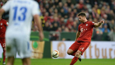 Xabi Alonso marca de volea ante el Darmstadt