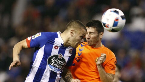  Jonathan Rodr&iacute;guez disputa un bal&oacute;n con el defensa del Llagostera Aimar
