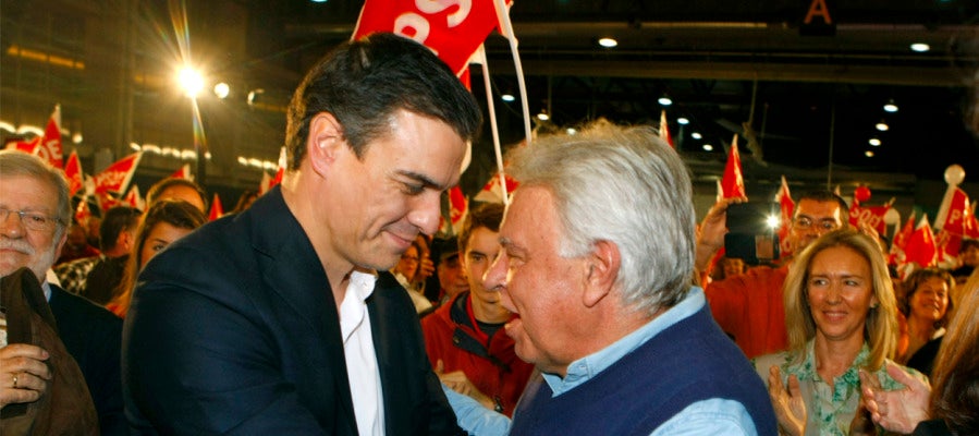 Pedro Sánchez y Felipe González durante un acto en Badajoz Pedro Sánchez y Felipe González durante un acto en Badajoz