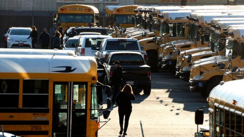 Conductores del servicio de autobuses escolar esperan &oacute;rdenes tras las "amenzas no especificadas" contra los colegios en Los &Aacute;ngeles