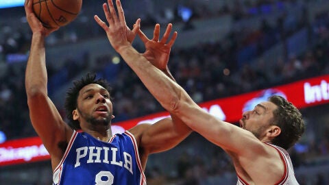 Pau Gasol defiende a Okafor en el partido ante Philadelphia 76ers