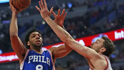 Pau Gasol defiende a Okafor en el partido ante Philadelphia 76ers Pau Gasol defiende a Okafor en el partido ante Philadelphia 76ers