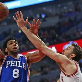 Pau Gasol defiende a Okafor en el partido ante Philadelphia 76ers Pau Gasol defiende a Okafor en el partido ante Philadelphia 76ers
