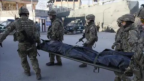 Llegan a Madrid los restos mortales de los agentes fallecidos. Llegan a Madrid los restos mortales de los agentes fallecidos.