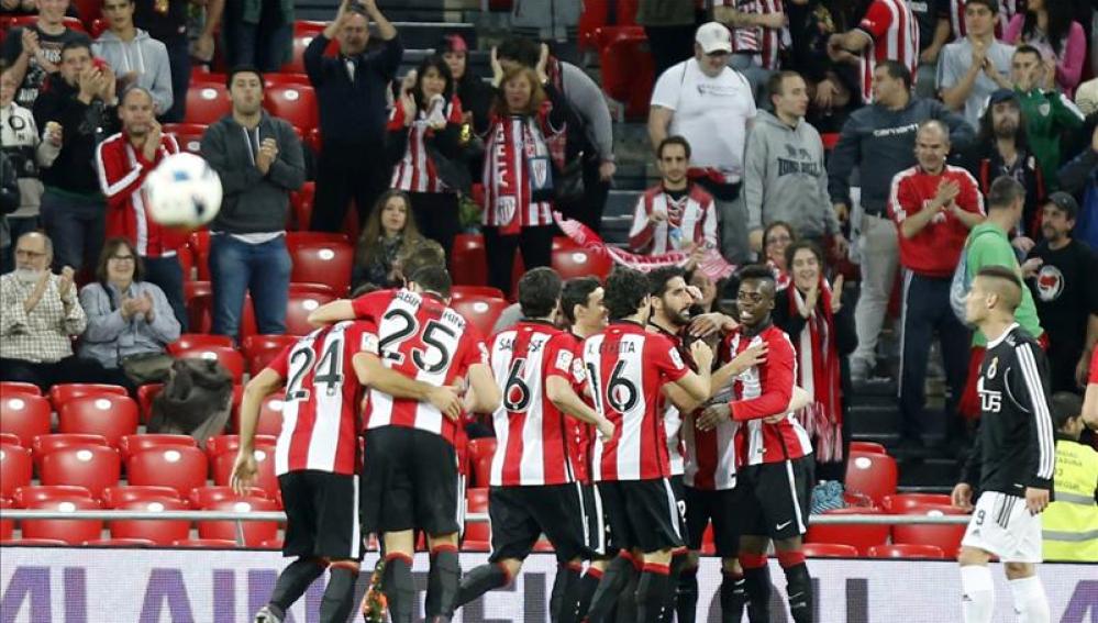 Los jugadores del Athletic celebran un gol ante la Balompédica Linense en Copa