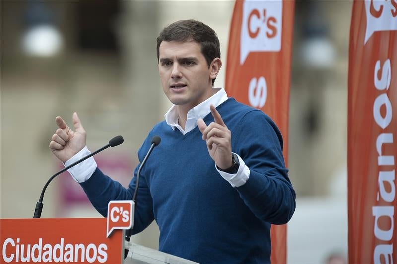 Albert Rivera: "El PP y el PSOE no van a seguir aferrados al poder con el apoyo de Ciudadanos" Albert Rivera: "El PP y el PSOE no van a seguir aferrados al poder con el apoyo de Ciudadanos"