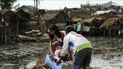 Al menos 8 muertos en el centro de Filipinas por el azote del tif&oacute;n Melo