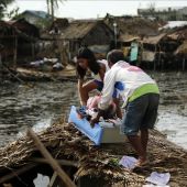 Filipinos afectados por el tifón que golpeó el pueblo de Magallanes al sur de Manila, Filipinas