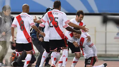 Los jugadores de River Plate celebran el gol de la victoria Los jugadores de River Plate celebran el gol de la victoria