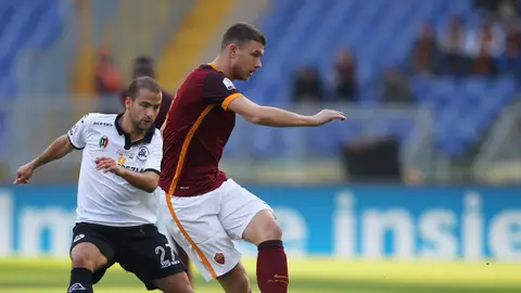 Dzeko pasa el balón en el partido ante el Spezia Dzeko pasa el balón en el partido ante el Spezia