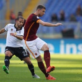 Dzeko pasa el balón en el partido ante el Spezia