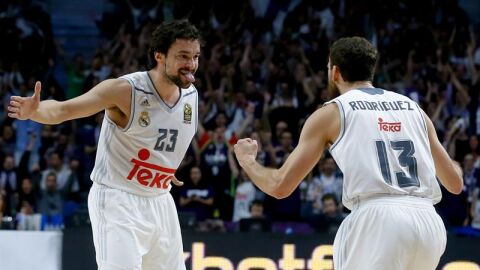 Sergio Rodr&iacute;guez y Llull celebran el pase del Real Madrid al Top 16 de la Euroliga