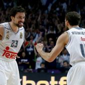 Sergio Rodríguez y Llull celebran el pase del Real Madrid al Top 16 de la Euroliga