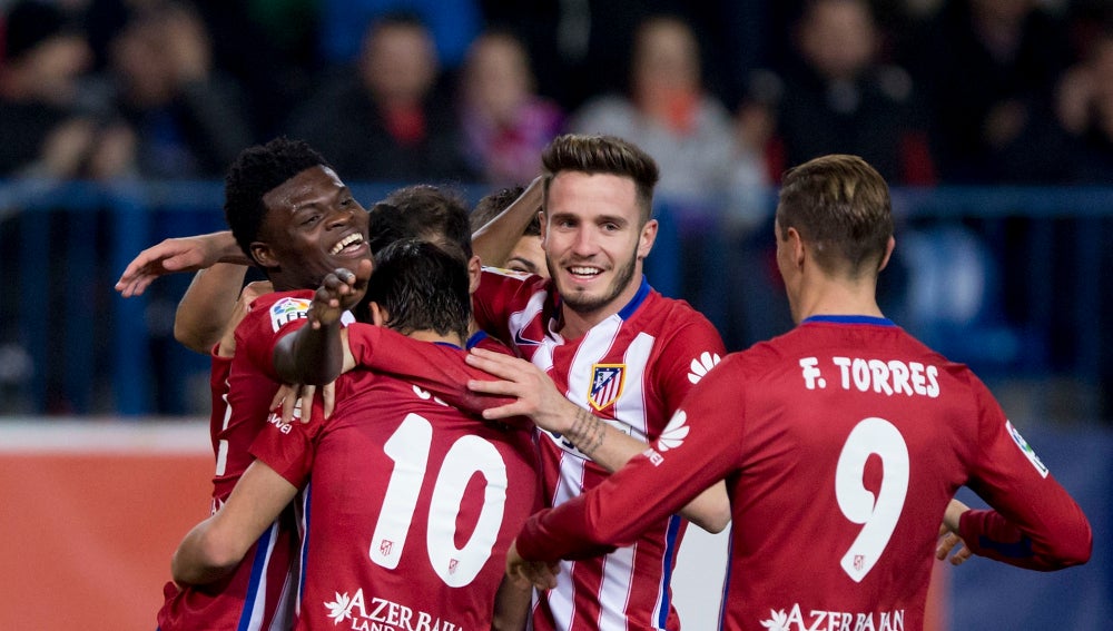 Los jugadores del Atlético celebran el gol de Thomas ante el Reus