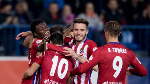 Los jugadores del Atl&eacute;tico celebran el gol de Thomas ante el Reus