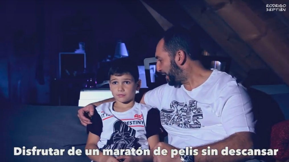 Vídeo viral de un niño que "sufre" el frikismo de su padre por La Guerra de las Galaxias Vídeo viral de un niño que "sufre" el frikismo de su padre por La Guerra de las Galaxias