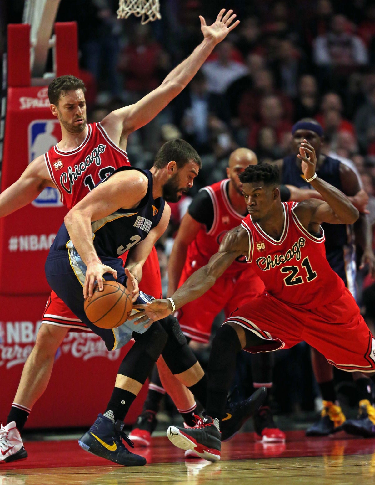 Pau se lleva el duelo de los hermanos Gasol Pau se lleva el duelo de los hermanos Gasol