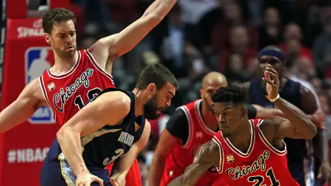 Pau Gasol defiende una jugada ante su hermano Marc Pau Gasol defiende una jugada ante su hermano Marc