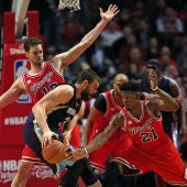 Pau Gasol defiende una jugada ante su hermano Marc