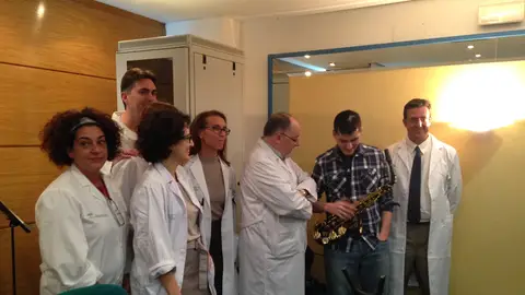 Operan un tumor a un paciente despierto y tocando su saxofón Carlos Aguilera es músico malagueño