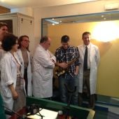 Operan un tumor a un paciente despierto y tocando su saxofón