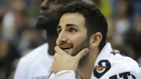 Ricky Rubio observa el juego desde el banquillo Ricky Rubio observa el juego desde el banquillo