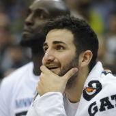 Ricky Rubio observa el juego desde el banquillo