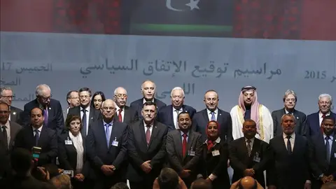 Margallo, junto al primer ministro libio Faiz Serraj en Sjirat, donde los dos gobiernos rivales en Libia firman un acuerdo político Margallo, junto al primer ministro libio Faiz Serraj en Sjirat, donde los dos gobiernos rivales en Libia firman un acuerdo político