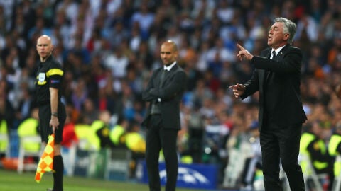Ancelotti da instrucciones en la banda junto a Guardiola