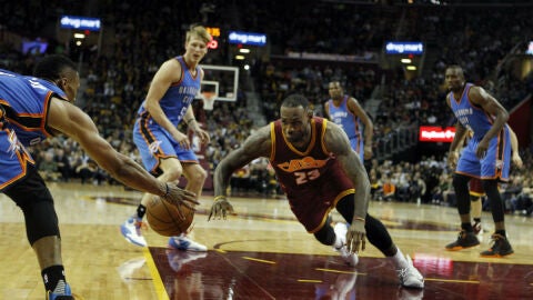 LeBron James trata de cazar un bal&oacute;n ante los jugadores de Oklahoma