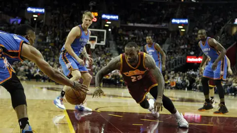 LeBron James trata de cazar un balón ante los jugadores de Oklahoma LeBron James trata de cazar un balón ante los jugadores de Oklahoma