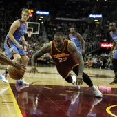LeBron James trata de cazar un balón ante los jugadores de Oklahoma LeBron James trata de cazar un balón ante los jugadores de Oklahoma